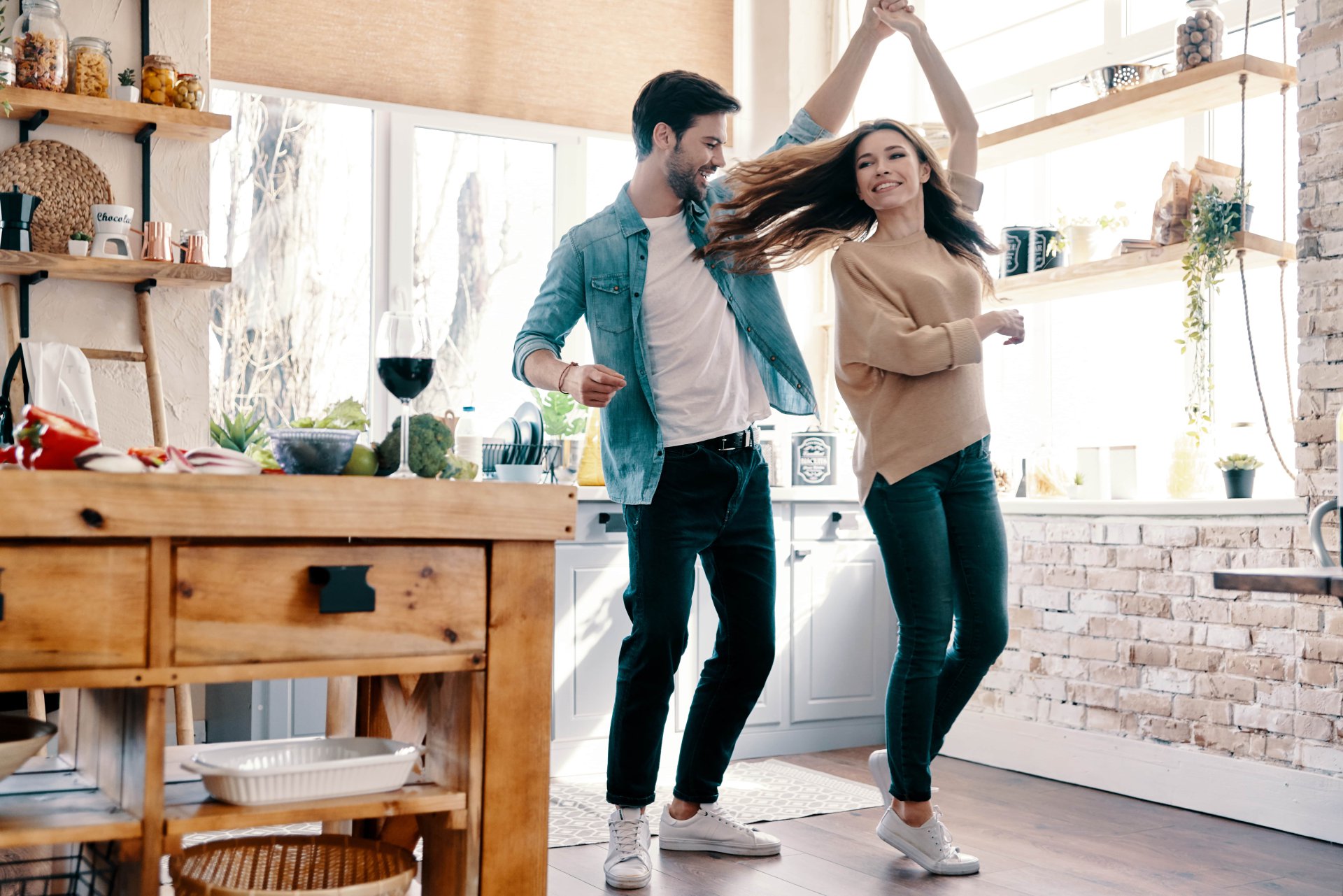 Couple heureux dans leur nouvelle maison